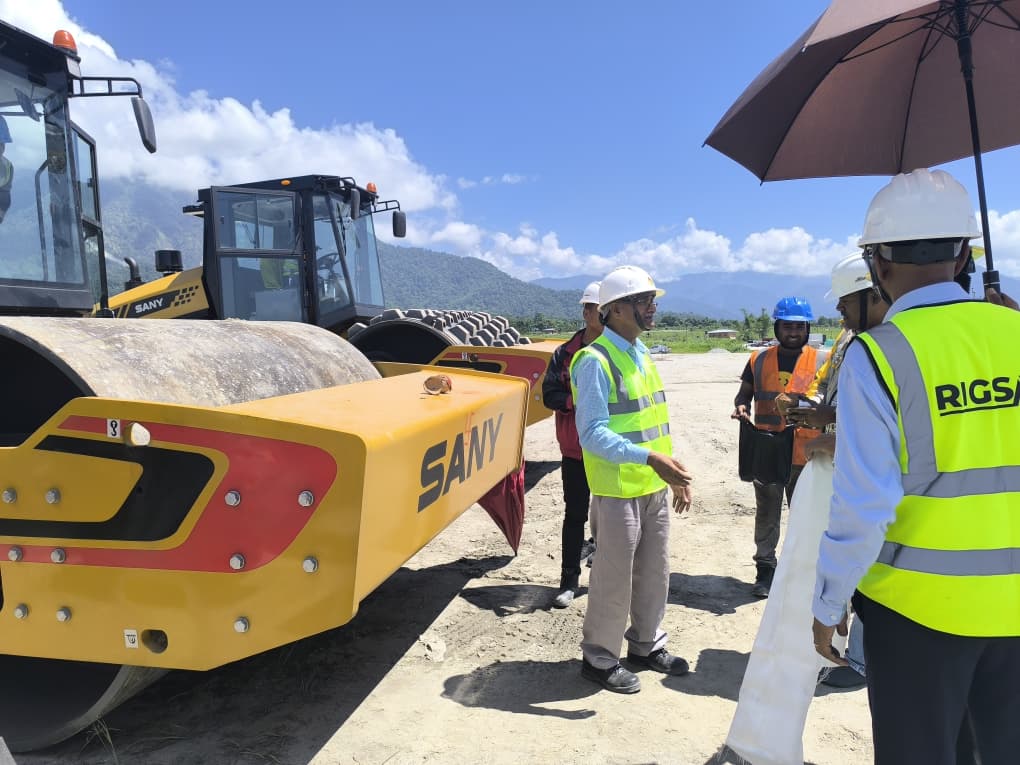 Participants beside a SANY smooth-drum roller during the handover
